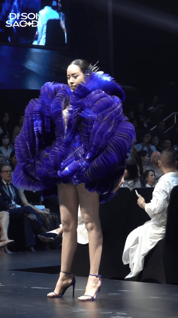 Thanh Thủy bùng nổ visual khi làm first face nhưng trình catwalk vẫn bị “soi nhẹ”- Ảnh 1. Thanh Thủy bùng nổ visual khi làm first face nhưng trình catwalk vẫn bị “soi nhẹ”- Ảnh 1.