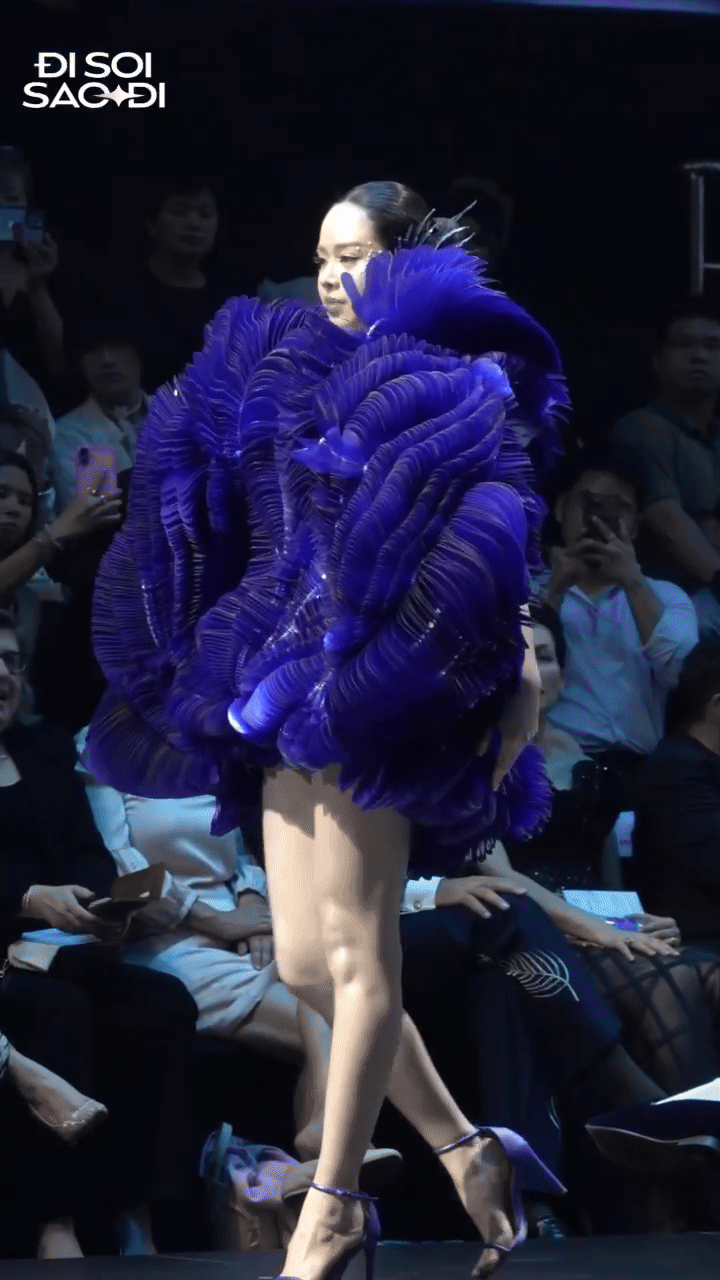 Thanh Thủy bùng nổ visual khi làm first face nhưng trình catwalk vẫn bị “soi nhẹ”- Ảnh 2. Thanh Thủy bùng nổ visual khi làm first face nhưng trình catwalk vẫn bị “soi nhẹ”- Ảnh 2.