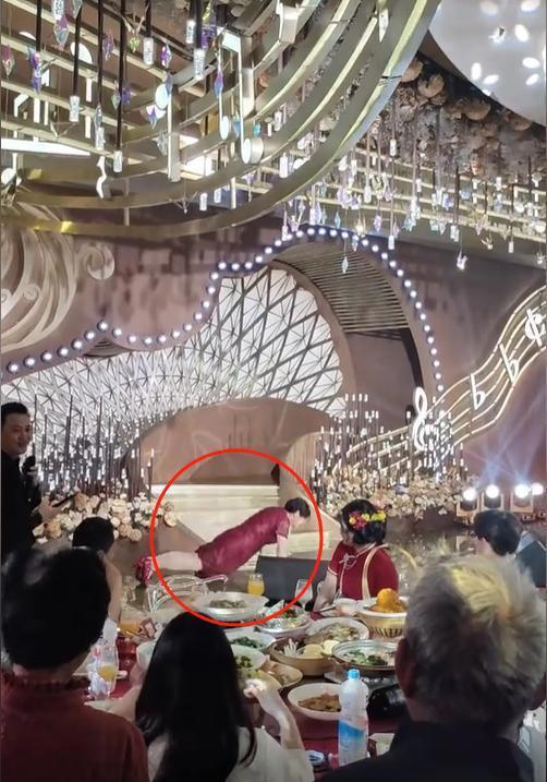 Tiết mục văn nghệ góp vui của mẹ chồng trong đám cưới khiến con dâu ngượng chín mặt- Ảnh 3. Tiết mục văn nghệ góp vui của mẹ chồng trong đám cưới khiến con dâu ngượng chín mặt- Ảnh 3.