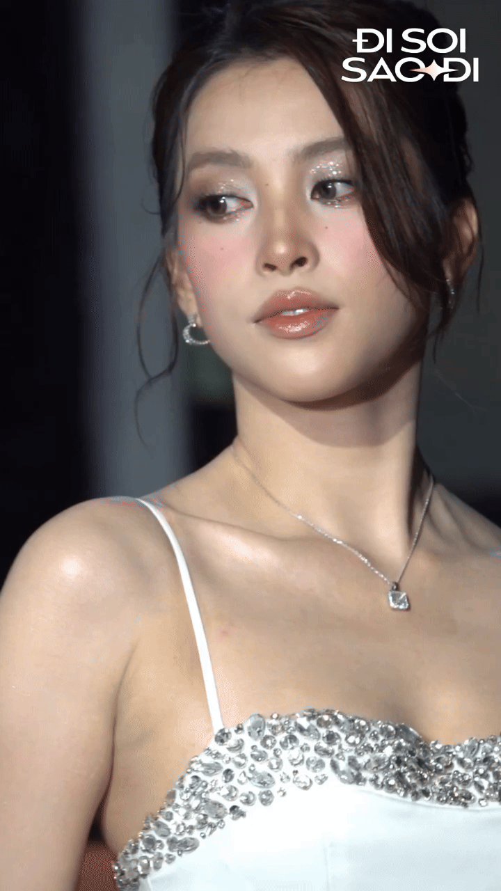 HOT: Camera siêu zoom “bóc” nhan sắc dàn mỹ nhân ở fashion week, Tiểu Vy - Nhã Phương phải dè chừng mỹ nhân U60- Ảnh 3. HOT: Camera siêu zoom “bóc” nhan sắc dàn mỹ nhân ở fashion week, Tiểu Vy - Nhã Phương phải dè chừng mỹ nhân U60- Ảnh 3.