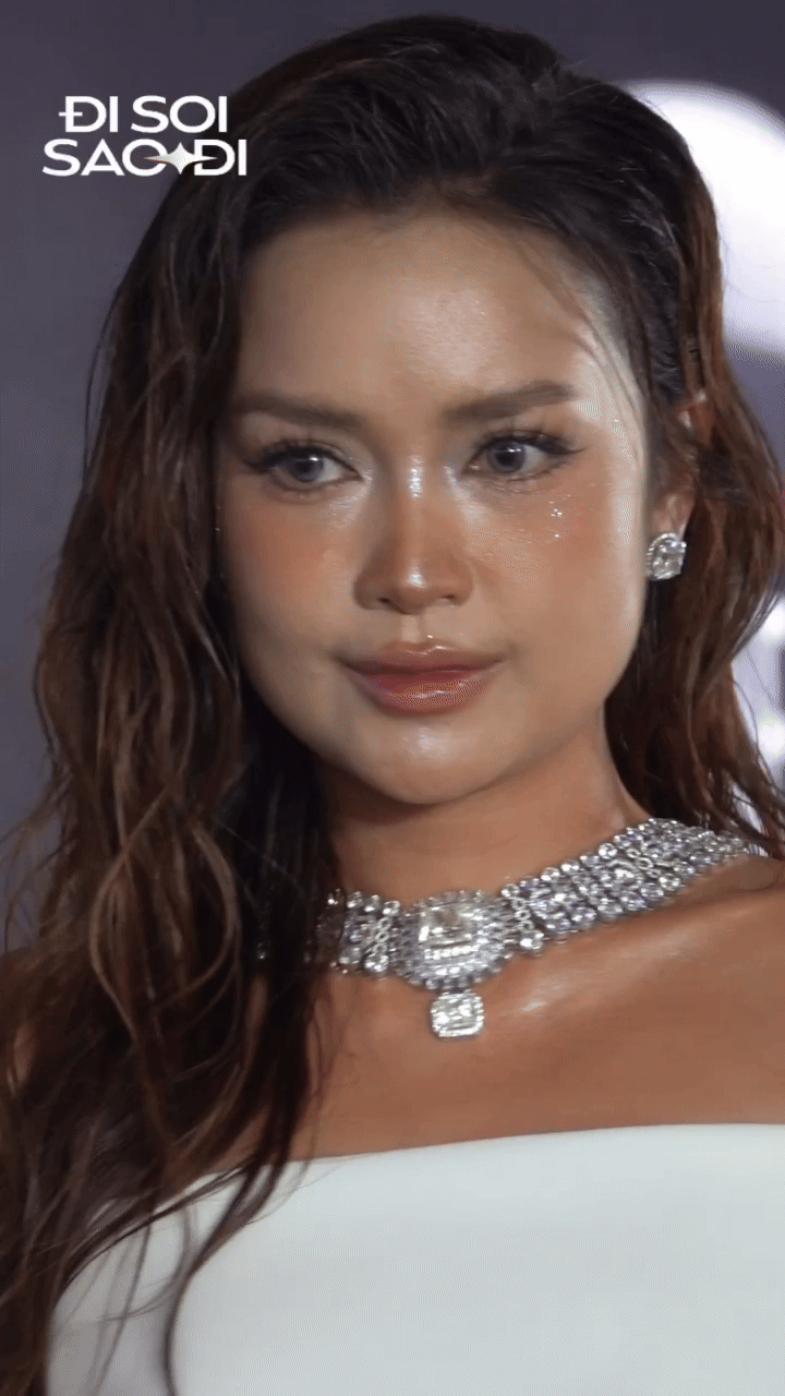 HOT: Camera siêu zoom “bóc” nhan sắc dàn mỹ nhân ở fashion week, Tiểu Vy - Nhã Phương phải dè chừng mỹ nhân U60- Ảnh 10. HOT: Camera siêu zoom “bóc” nhan sắc dàn mỹ nhân ở fashion week, Tiểu Vy - Nhã Phương phải dè chừng mỹ nhân U60- Ảnh 10.