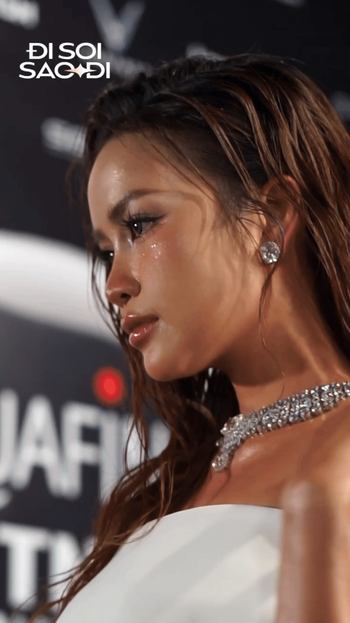 HOT: Camera siêu zoom “bóc” nhan sắc dàn mỹ nhân ở fashion week, Tiểu Vy - Nhã Phương phải dè chừng mỹ nhân U60- Ảnh 9. HOT: Camera siêu zoom “bóc” nhan sắc dàn mỹ nhân ở fashion week, Tiểu Vy - Nhã Phương phải dè chừng mỹ nhân U60- Ảnh 9.