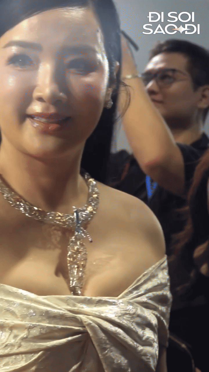 HOT: Camera siêu zoom “bóc” nhan sắc dàn mỹ nhân ở fashion week, Tiểu Vy - Nhã Phương phải dè chừng mỹ nhân U60- Ảnh 12. HOT: Camera siêu zoom “bóc” nhan sắc dàn mỹ nhân ở fashion week, Tiểu Vy - Nhã Phương phải dè chừng mỹ nhân U60- Ảnh 12.