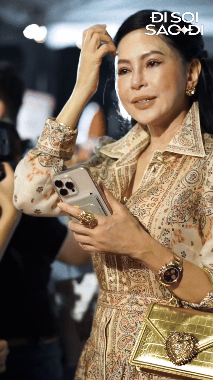 HOT: Camera siêu zoom “bóc” nhan sắc dàn mỹ nhân ở fashion week, Tiểu Vy - Nhã Phương phải dè chừng mỹ nhân U60- Ảnh 14. HOT: Camera siêu zoom “bóc” nhan sắc dàn mỹ nhân ở fashion week, Tiểu Vy - Nhã Phương phải dè chừng mỹ nhân U60- Ảnh 14.