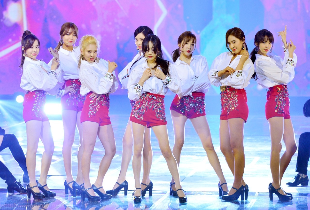 SNSD và Red Velvet từng diện đồ nhái, nhưng cách hành xử của stylist lại trái ngược hoàn toàn - Ảnh 2. SNSD và Red Velvet từng diện đồ nhái, nhưng cách hành xử của stylist lại trái ngược hoàn toàn - Ảnh 2.