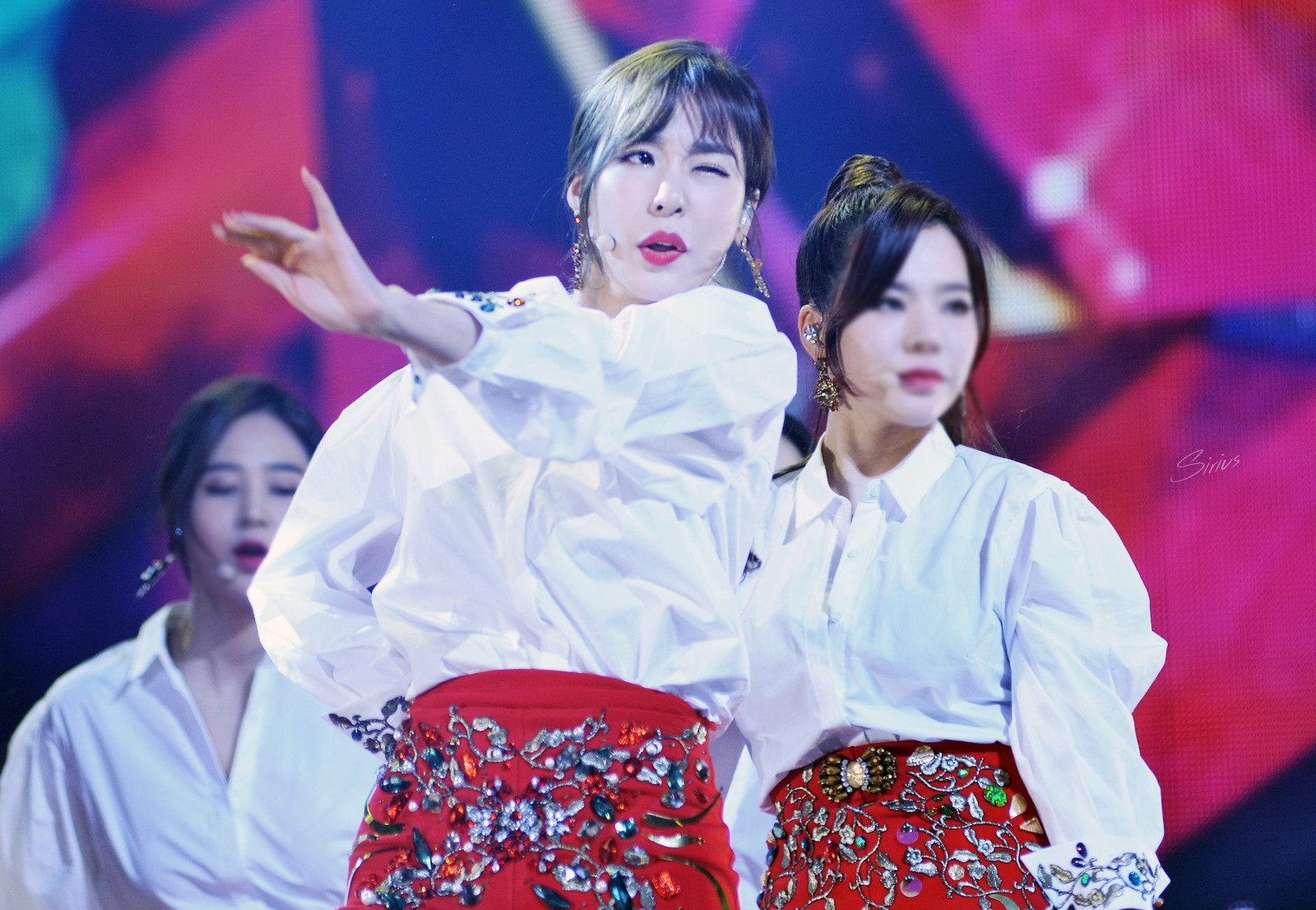 SNSD và Red Velvet từng diện đồ nhái, nhưng cách hành xử của stylist lại trái ngược hoàn toàn - Ảnh 4. SNSD và Red Velvet từng diện đồ nhái, nhưng cách hành xử của stylist lại trái ngược hoàn toàn - Ảnh 4.