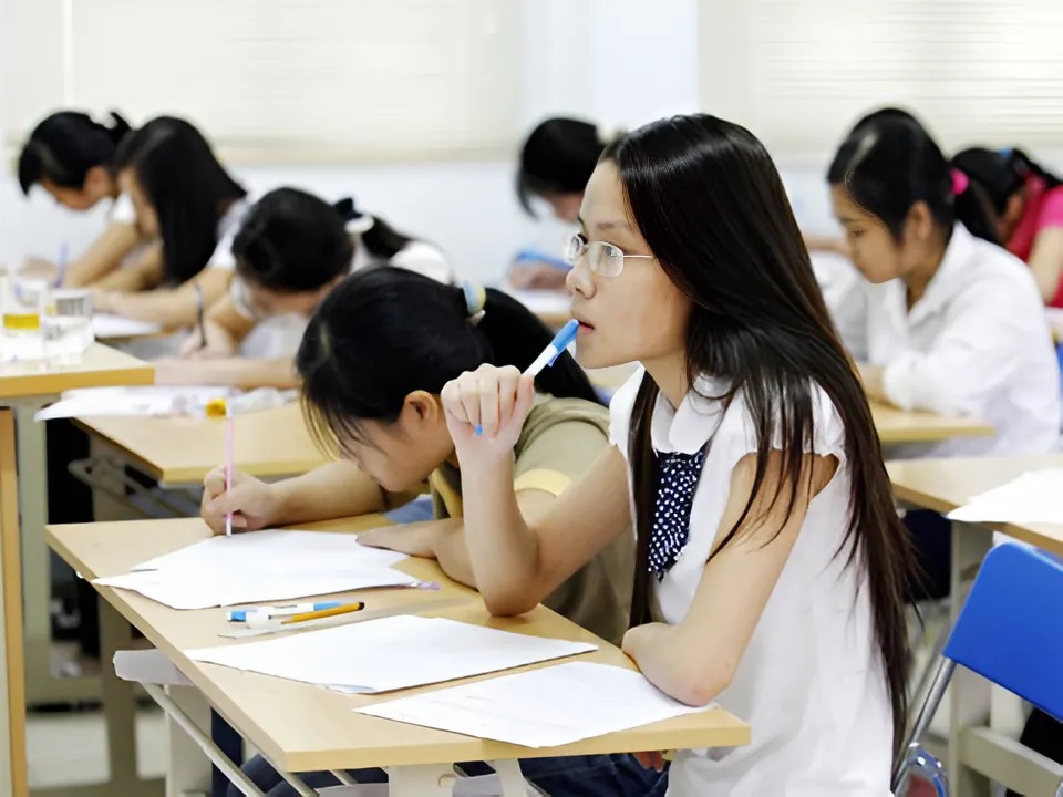 Tranh cãi chuyện đại học bỏ C00 (Văn - Sử - Địa) trong tuyển sinh để quốc tế hóa: Được công dân toàn cầu, mất công dân bản địa? - Ảnh 1. Tranh cãi chuyện đại học bỏ C00 (Văn - Sử - Địa) trong tuyển sinh để quốc tế hóa: Được công dân toàn cầu, mất công dân bản địa? - Ảnh 1.
