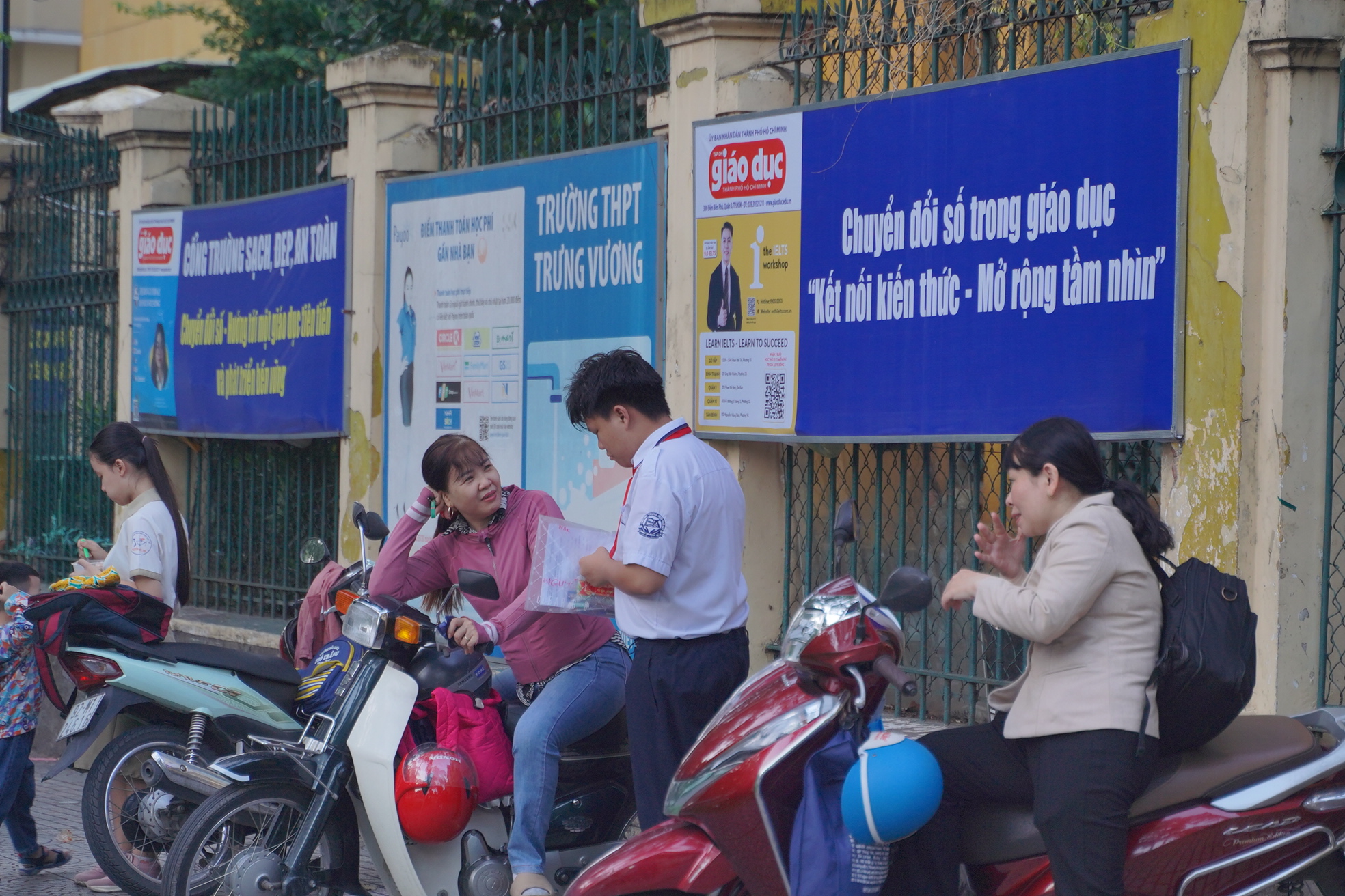 CẬP NHẬT: Thí sinh làm bài thi môn Văn, phụ huynh tranh thủ chợp mắt trên xe máy chờ con- Ảnh 28. CẬP NHẬT: Thí sinh làm bài thi môn Văn, phụ huynh tranh thủ chợp mắt trên xe máy chờ con- Ảnh 28.