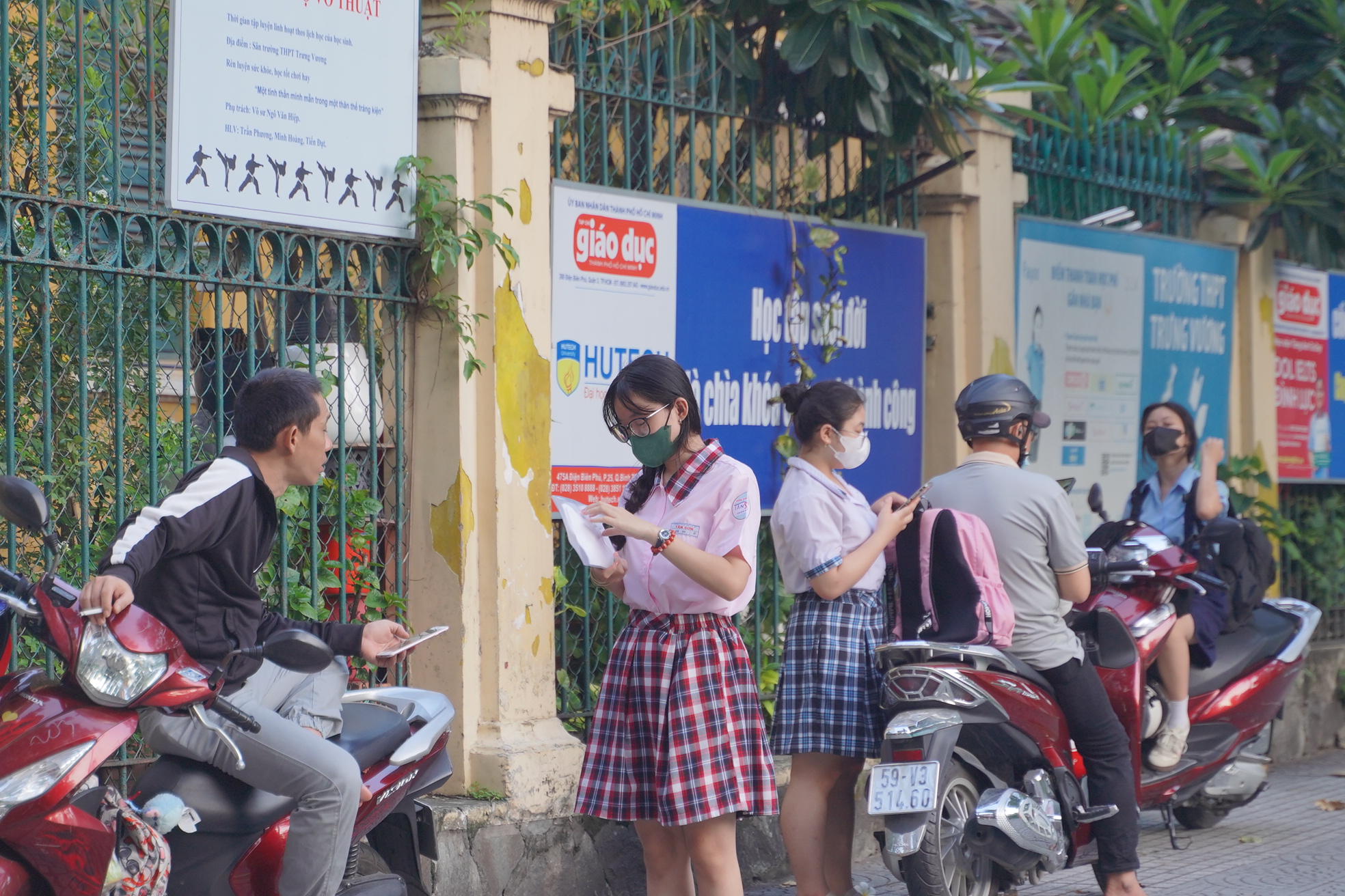 CẬP NHẬT: Thí sinh làm bài thi môn Văn, phụ huynh tranh thủ chợp mắt trên xe máy chờ con- Ảnh 27. CẬP NHẬT: Thí sinh làm bài thi môn Văn, phụ huynh tranh thủ chợp mắt trên xe máy chờ con- Ảnh 27.