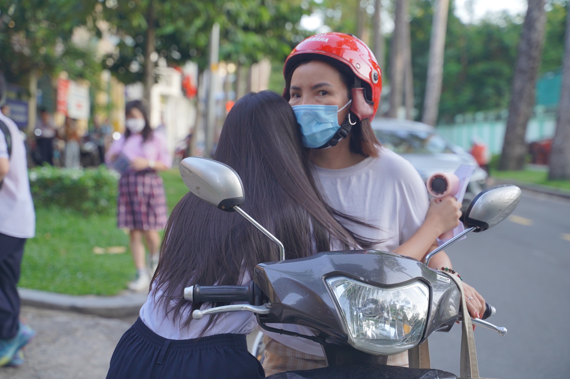 CẬP NHẬT: Thí sinh làm bài thi môn Văn, phụ huynh tranh thủ chợp mắt trên xe máy chờ con- Ảnh 26. CẬP NHẬT: Thí sinh làm bài thi môn Văn, phụ huynh tranh thủ chợp mắt trên xe máy chờ con- Ảnh 26.