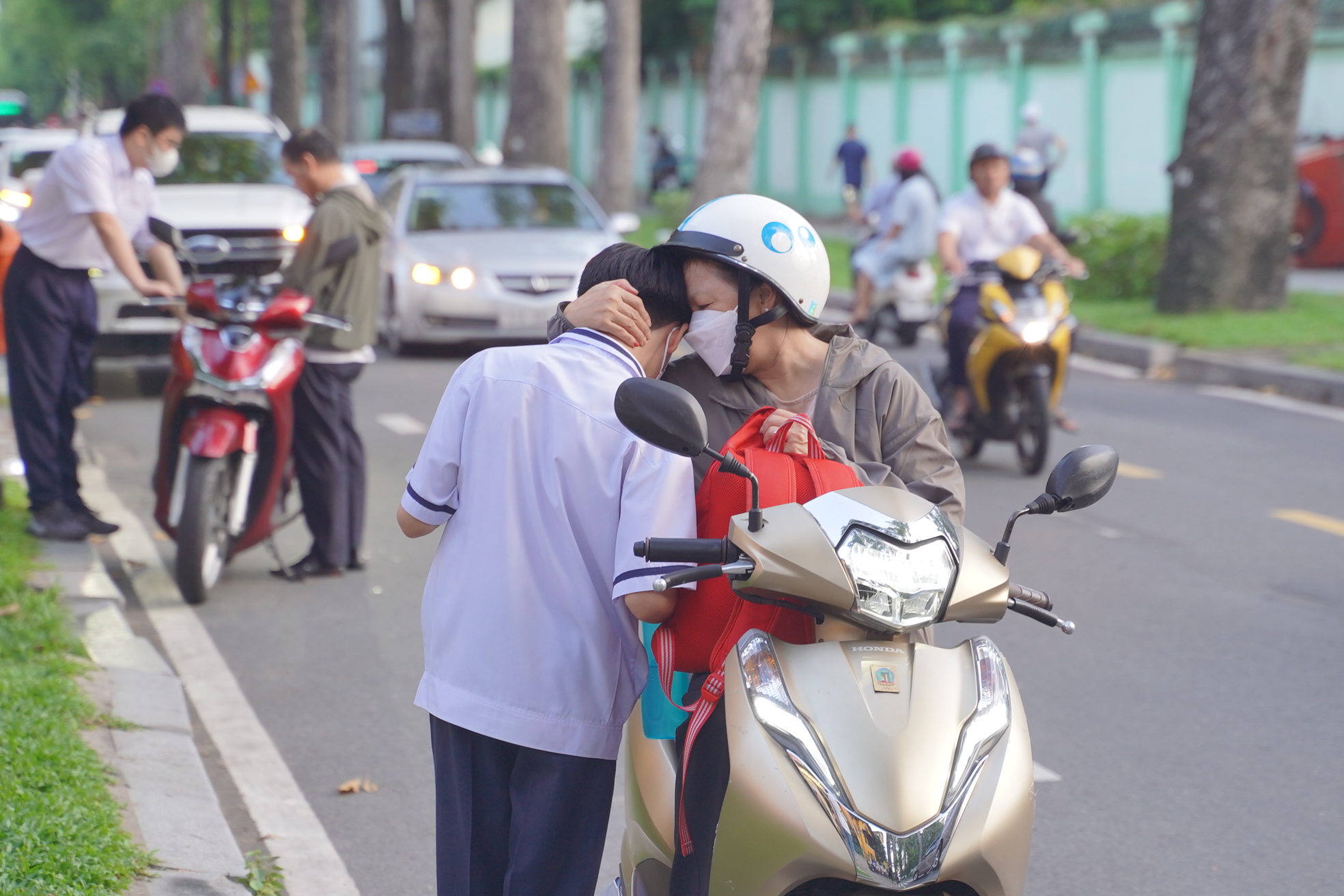 CẬP NHẬT: Thí sinh làm bài thi môn Văn, phụ huynh tranh thủ chợp mắt trên xe máy chờ con- Ảnh 25. CẬP NHẬT: Thí sinh làm bài thi môn Văn, phụ huynh tranh thủ chợp mắt trên xe máy chờ con- Ảnh 25.