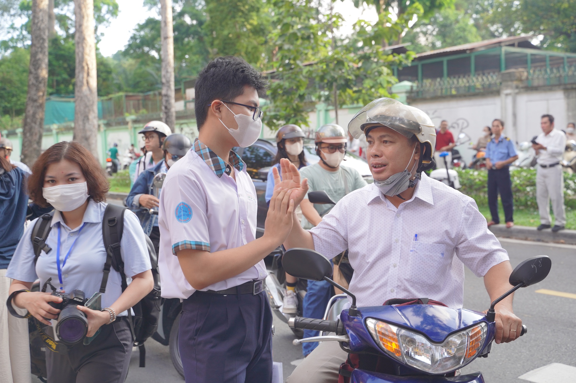 CẬP NHẬT: Thí sinh làm bài thi môn Văn, phụ huynh tranh thủ chợp mắt trên xe máy chờ con- Ảnh 22. CẬP NHẬT: Thí sinh làm bài thi môn Văn, phụ huynh tranh thủ chợp mắt trên xe máy chờ con- Ảnh 22.