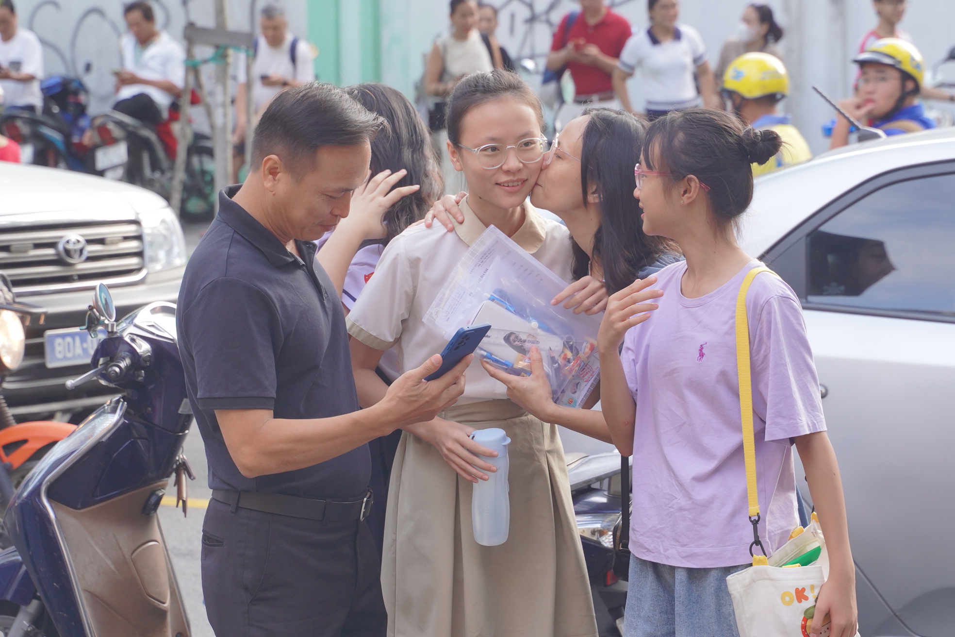 CẬP NHẬT: Thí sinh làm bài thi môn Văn, phụ huynh tranh thủ chợp mắt trên xe máy chờ con- Ảnh 20. CẬP NHẬT: Thí sinh làm bài thi môn Văn, phụ huynh tranh thủ chợp mắt trên xe máy chờ con- Ảnh 20.