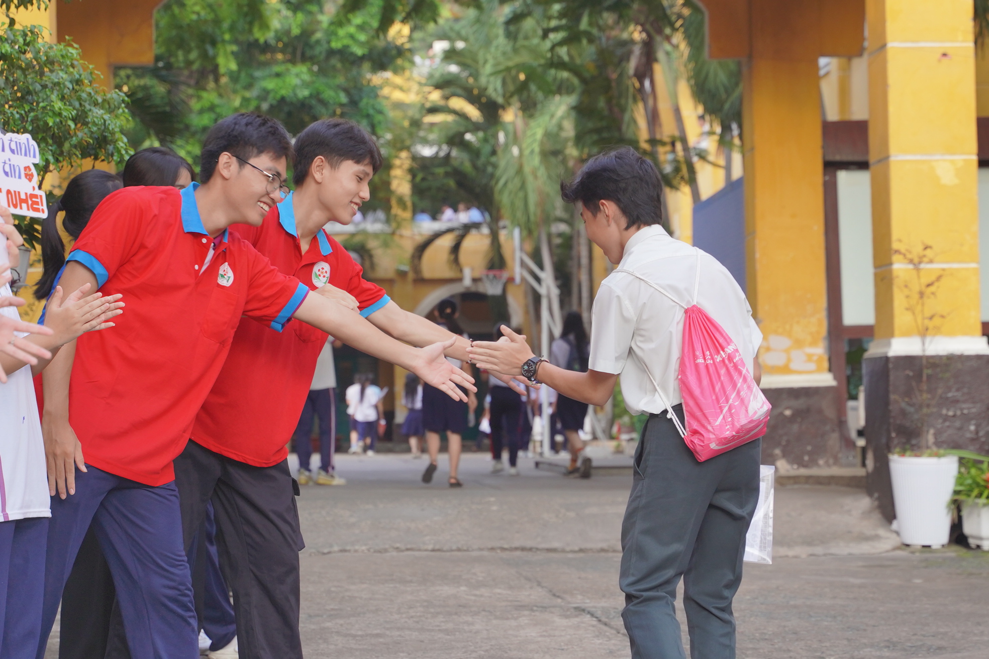 CẬP NHẬT: Thí sinh làm bài thi môn Văn, phụ huynh tranh thủ chợp mắt trên xe máy chờ con- Ảnh 17. CẬP NHẬT: Thí sinh làm bài thi môn Văn, phụ huynh tranh thủ chợp mắt trên xe máy chờ con- Ảnh 17.