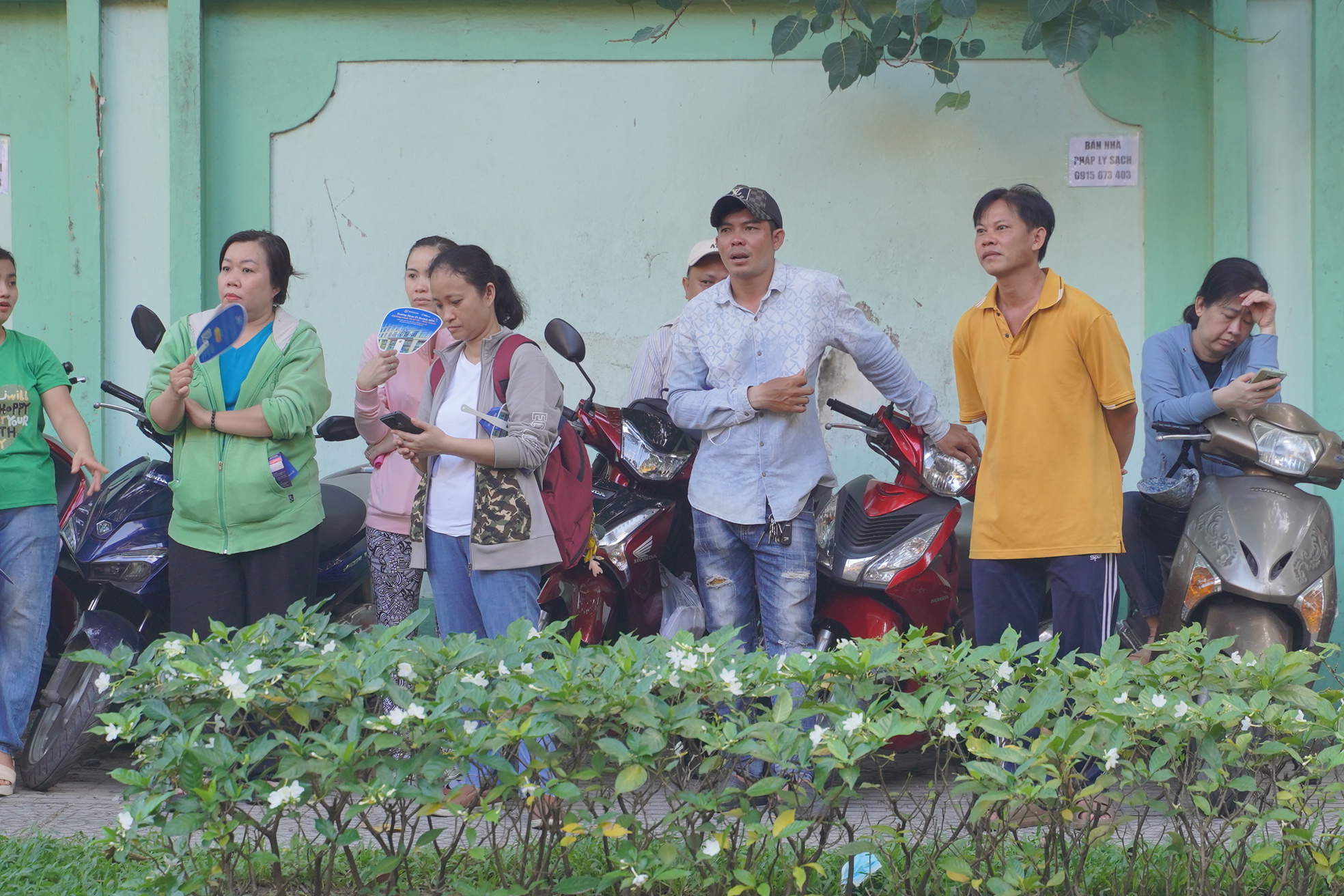 CẬP NHẬT: Thí sinh làm bài thi môn Văn, phụ huynh tranh thủ chợp mắt trên xe máy chờ con- Ảnh 12. CẬP NHẬT: Thí sinh làm bài thi môn Văn, phụ huynh tranh thủ chợp mắt trên xe máy chờ con- Ảnh 12.