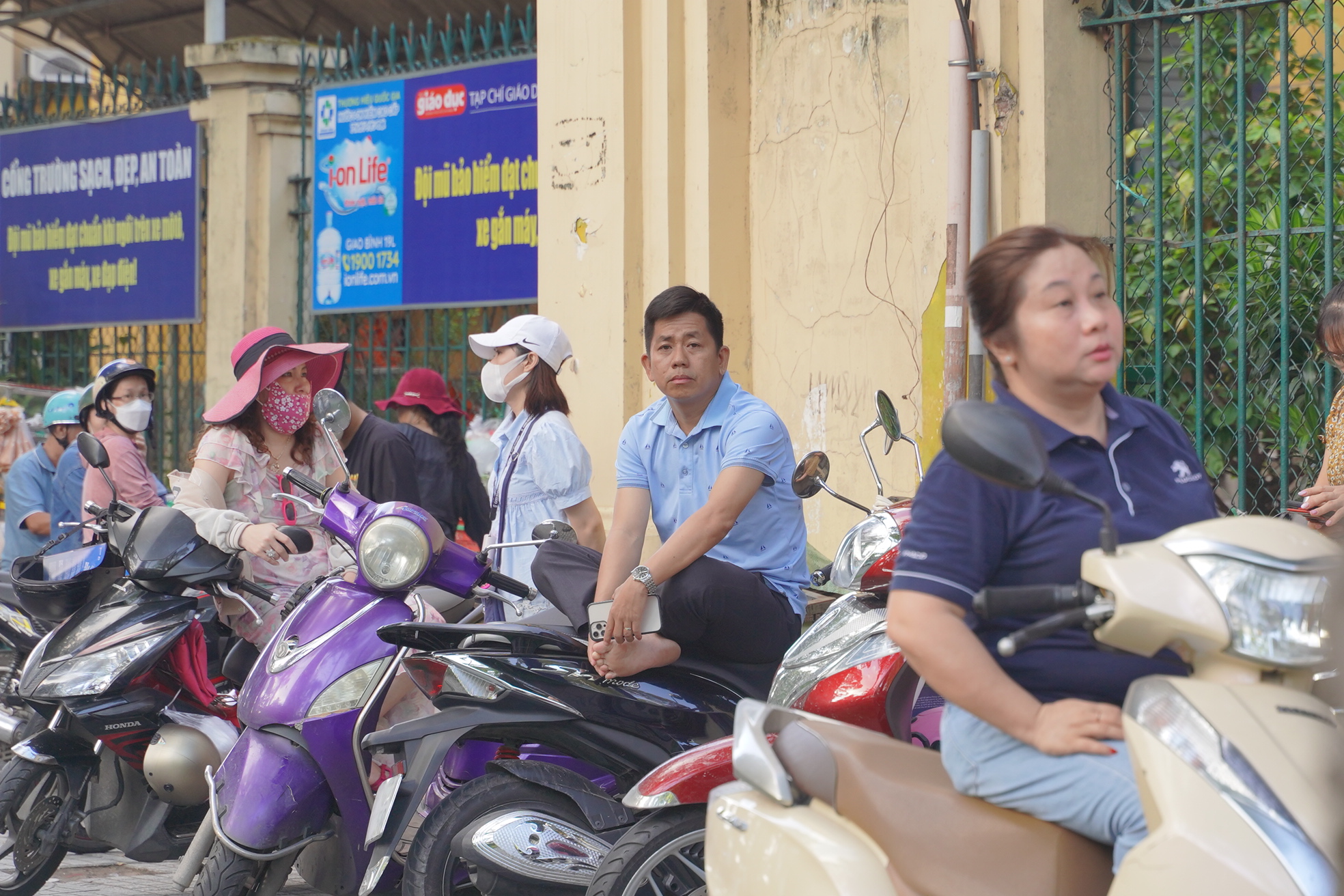 CẬP NHẬT: Thí sinh làm bài thi môn Văn, phụ huynh tranh thủ chợp mắt trên xe máy chờ con- Ảnh 13. CẬP NHẬT: Thí sinh làm bài thi môn Văn, phụ huynh tranh thủ chợp mắt trên xe máy chờ con- Ảnh 13.