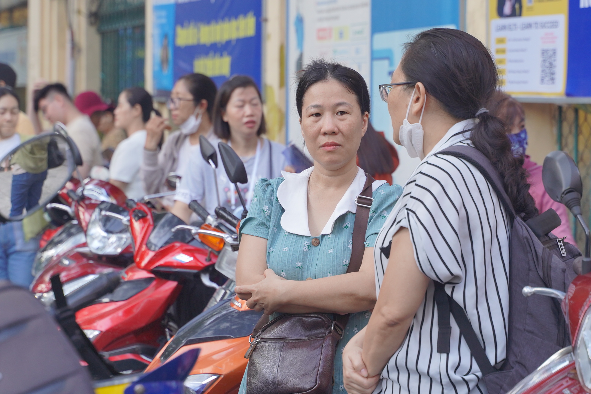CẬP NHẬT: Thí sinh làm bài thi môn Văn, phụ huynh tranh thủ chợp mắt trên xe máy chờ con- Ảnh 14. CẬP NHẬT: Thí sinh làm bài thi môn Văn, phụ huynh tranh thủ chợp mắt trên xe máy chờ con- Ảnh 14.