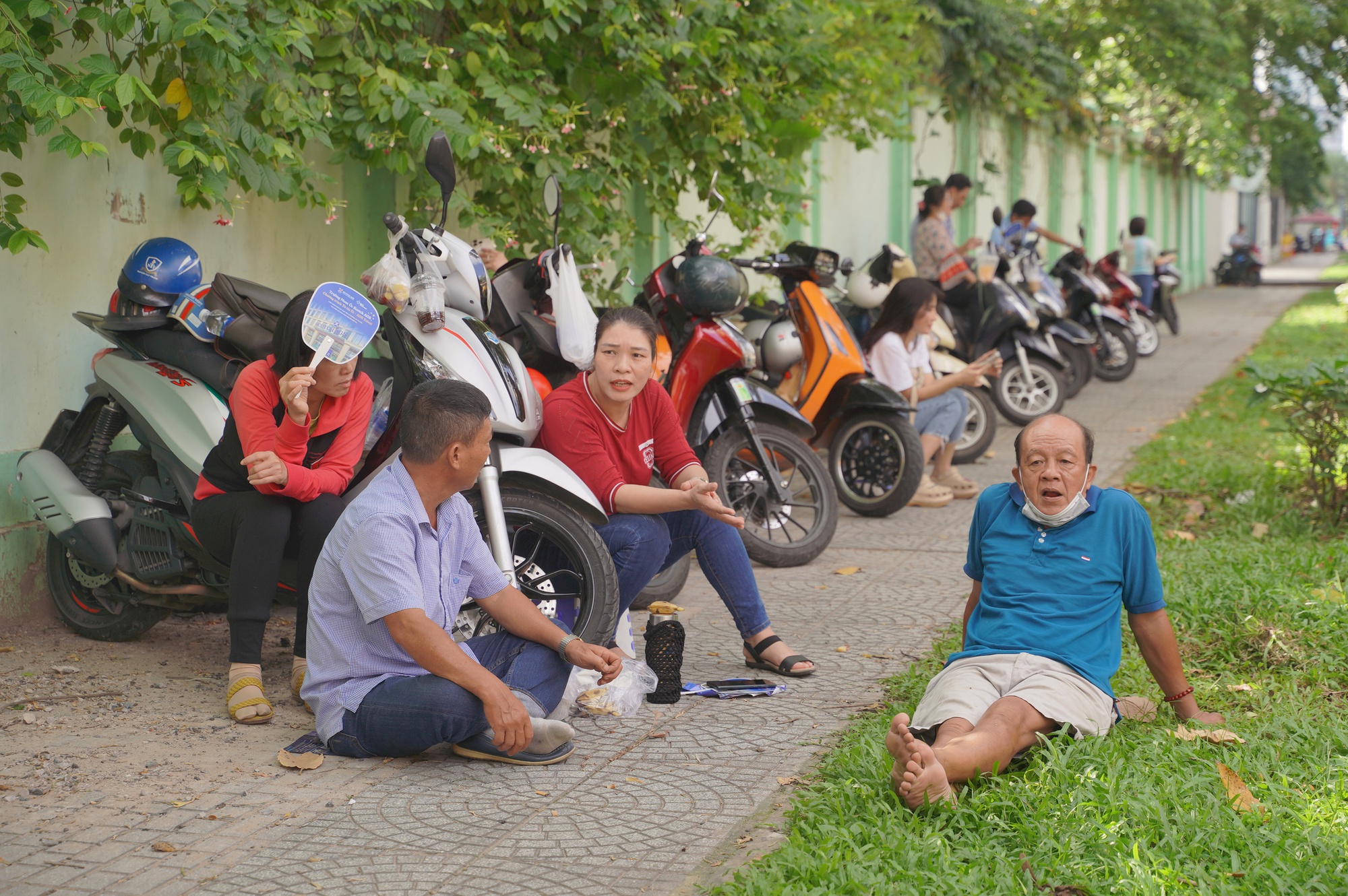 CẬP NHẬT: Thí sinh làm bài thi môn Văn, phụ huynh tranh thủ chợp mắt trên xe máy chờ con- Ảnh 3. CẬP NHẬT: Thí sinh làm bài thi môn Văn, phụ huynh tranh thủ chợp mắt trên xe máy chờ con- Ảnh 3.