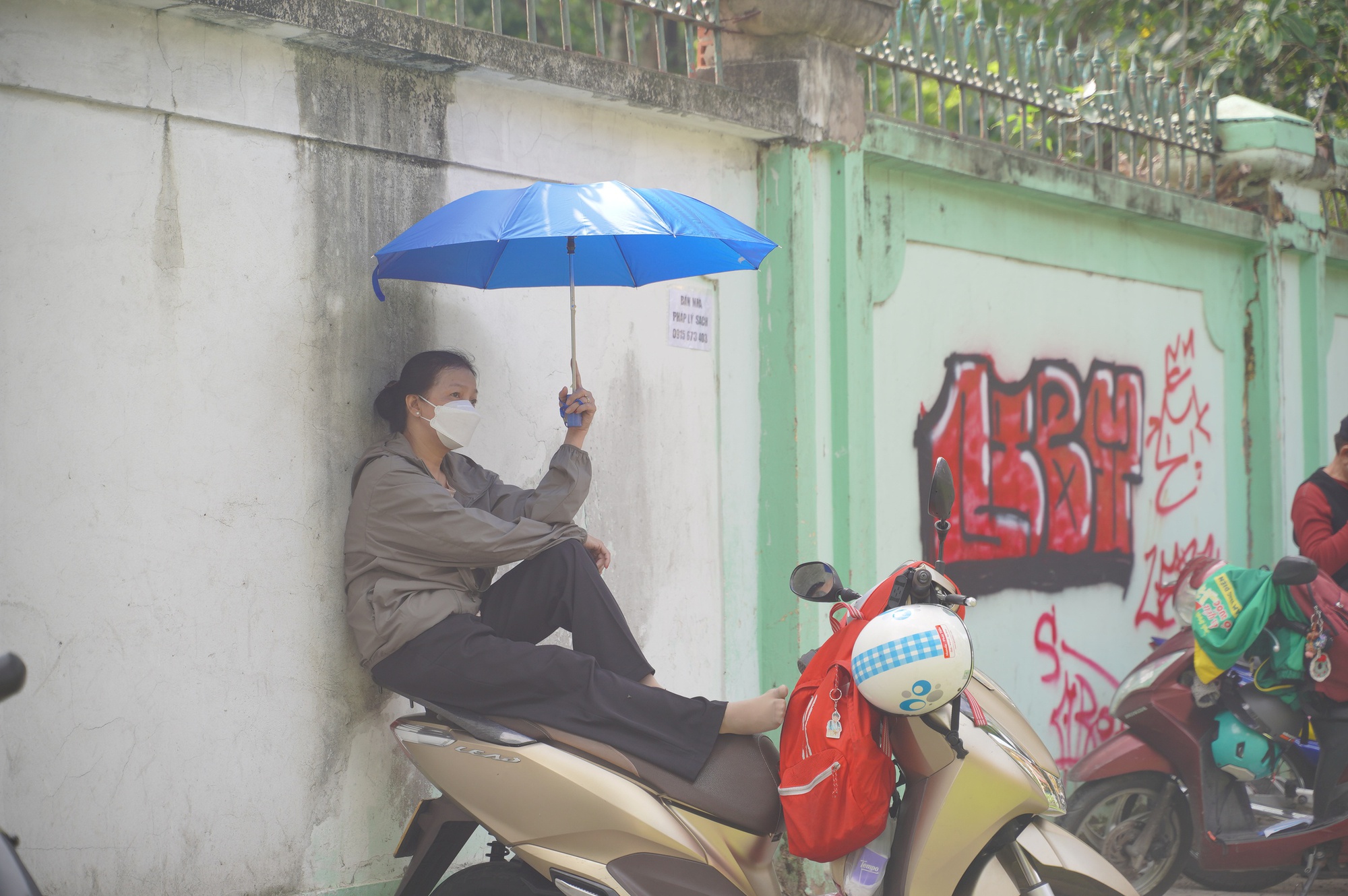 CẬP NHẬT: Thí sinh làm bài thi môn Văn, phụ huynh tranh thủ chợp mắt trên xe máy chờ con- Ảnh 4. CẬP NHẬT: Thí sinh làm bài thi môn Văn, phụ huynh tranh thủ chợp mắt trên xe máy chờ con- Ảnh 4.
