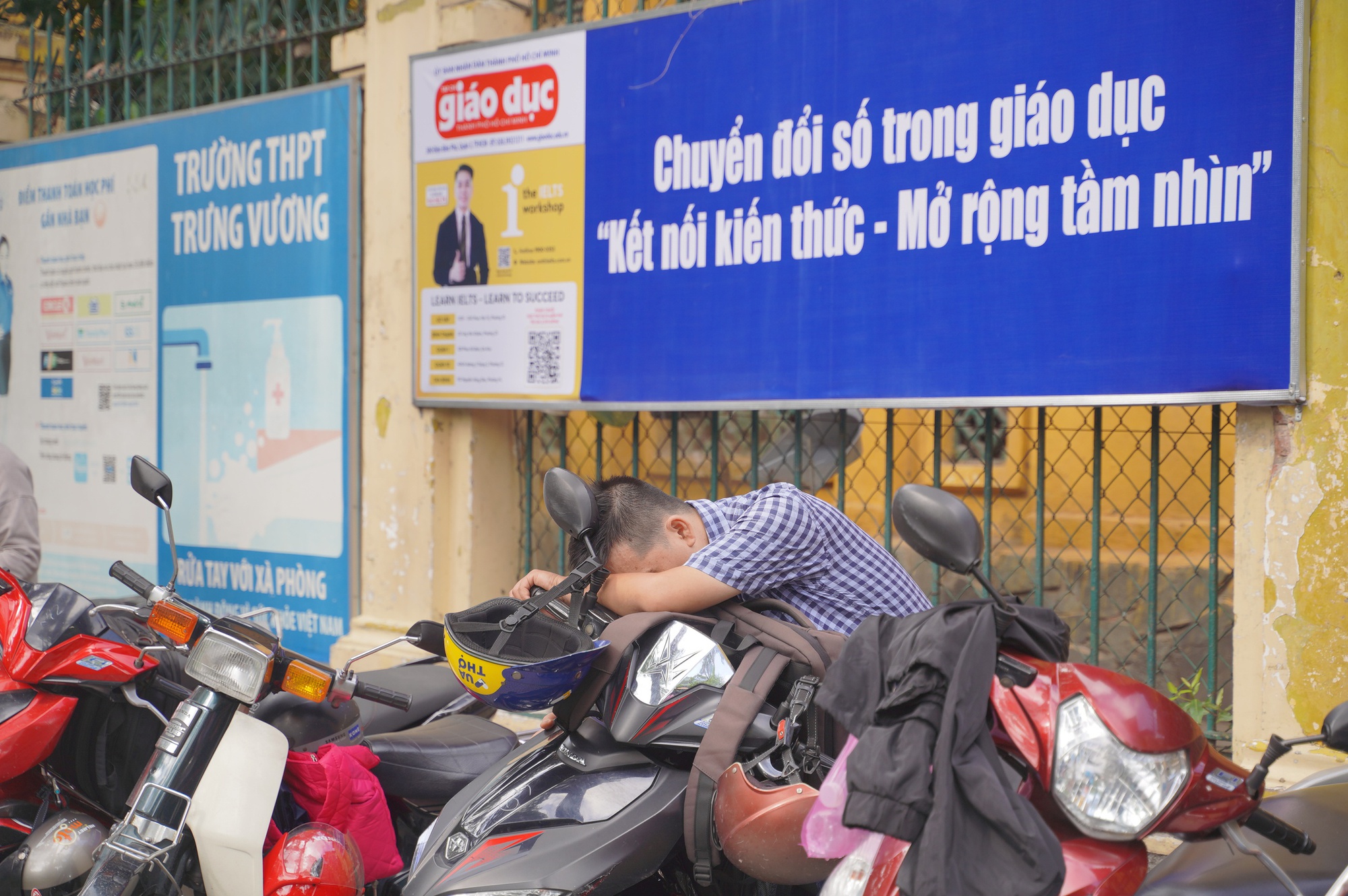 CẬP NHẬT: Thí sinh làm bài thi môn Văn, phụ huynh tranh thủ chợp mắt trên xe máy chờ con- Ảnh 5. CẬP NHẬT: Thí sinh làm bài thi môn Văn, phụ huynh tranh thủ chợp mắt trên xe máy chờ con- Ảnh 5.