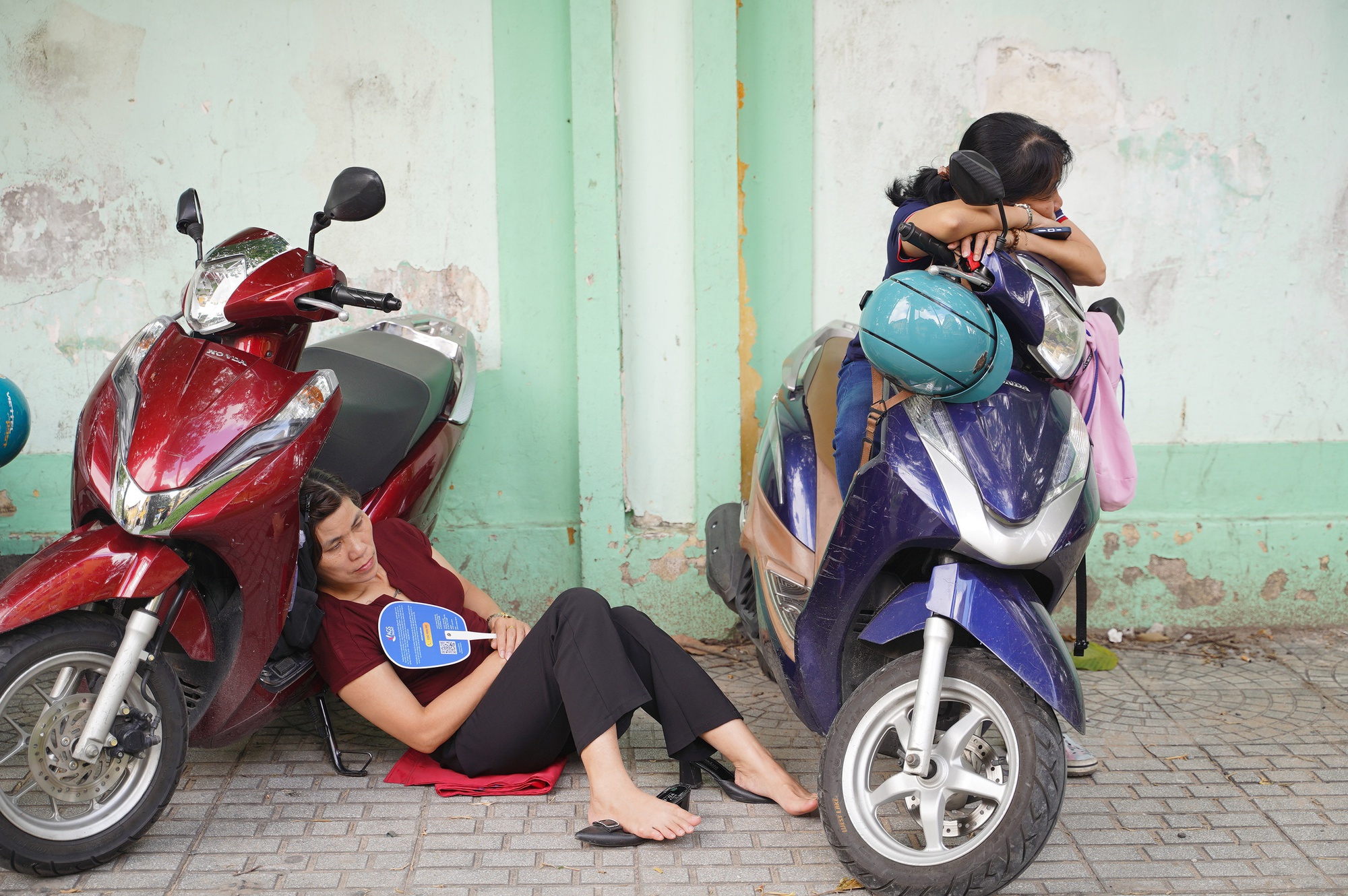 CẬP NHẬT: Thí sinh làm bài thi môn Văn, phụ huynh tranh thủ chợp mắt trên xe máy chờ con- Ảnh 2. CẬP NHẬT: Thí sinh làm bài thi môn Văn, phụ huynh tranh thủ chợp mắt trên xe máy chờ con- Ảnh 2.