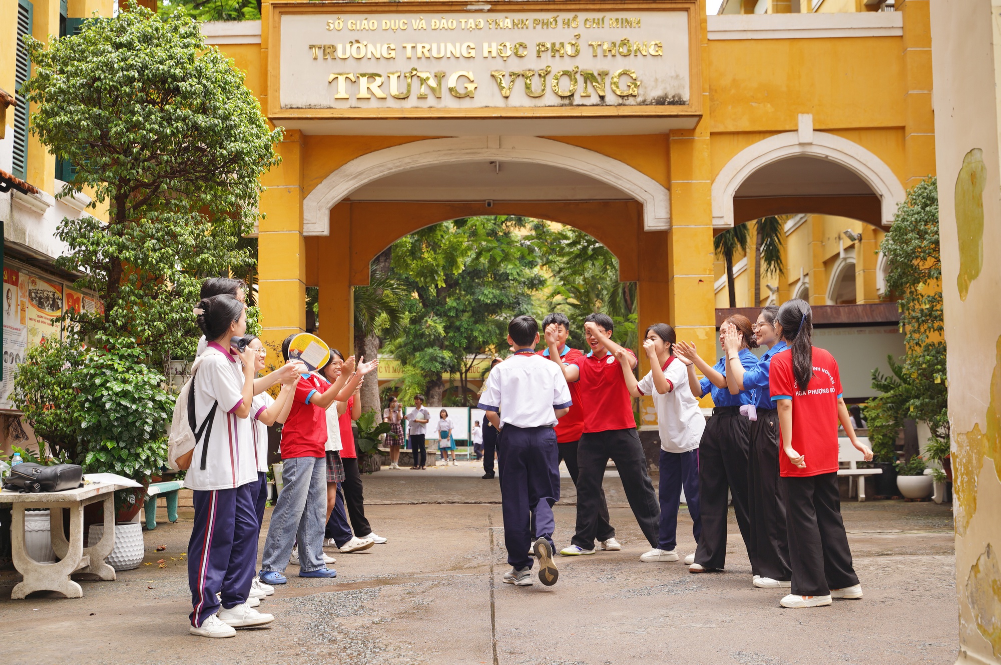 Thi vào lớp 10 TP.HCM buổi thứ 2: Vừa mưa xong nhưng vẫn oi nóng, sĩ tử được TNV che ô đón vào điểm thi - Ảnh 9. Thi vào lớp 10 TP.HCM buổi thứ 2: Vừa mưa xong nhưng vẫn oi nóng, sĩ tử được TNV che ô đón vào điểm thi - Ảnh 9.