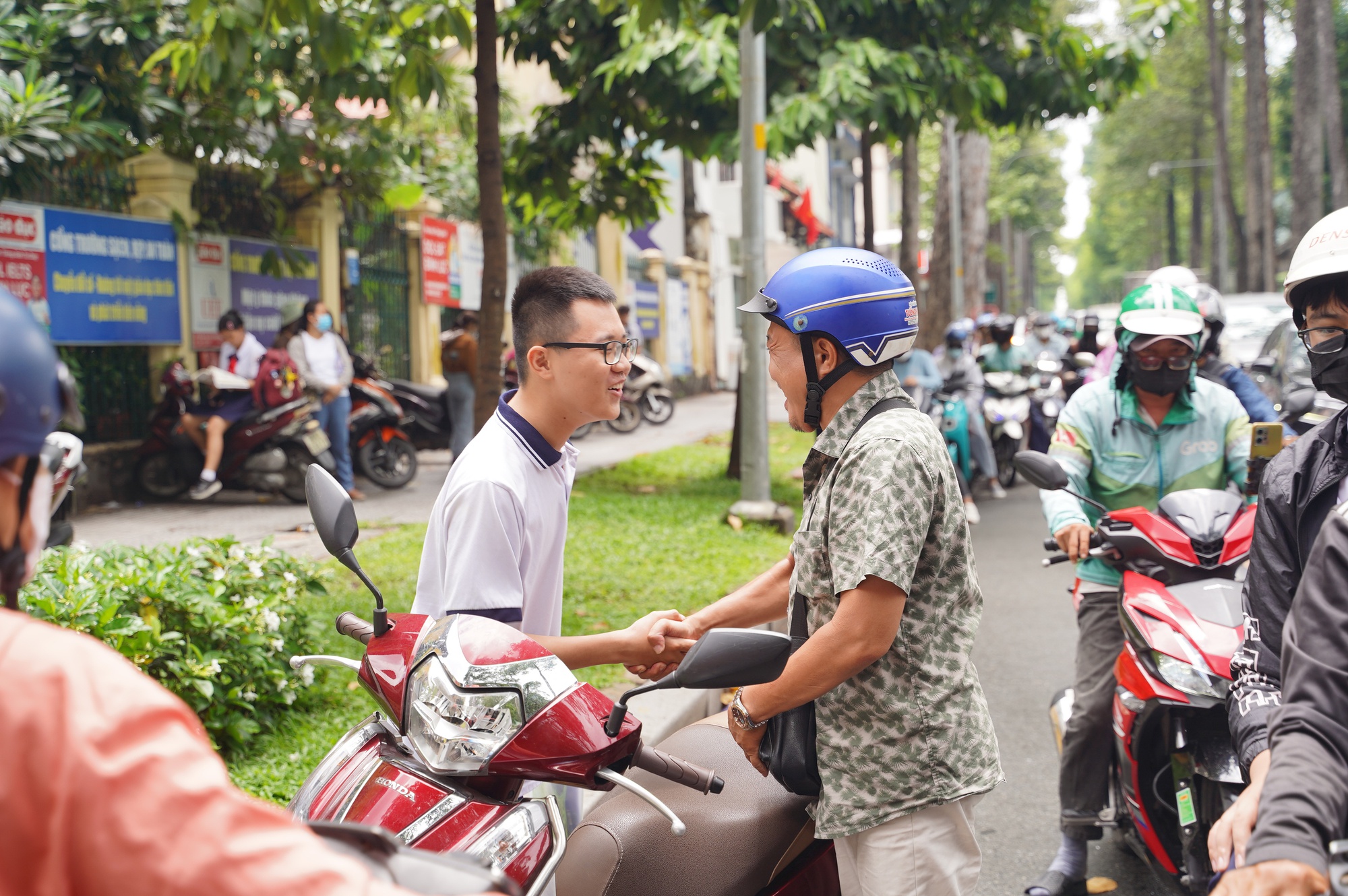 Thi vào lớp 10 TP.HCM buổi thứ 2: Vừa mưa xong nhưng vẫn oi nóng, sĩ tử được TNV che ô đón vào điểm thi - Ảnh 6. Thi vào lớp 10 TP.HCM buổi thứ 2: Vừa mưa xong nhưng vẫn oi nóng, sĩ tử được TNV che ô đón vào điểm thi - Ảnh 6.