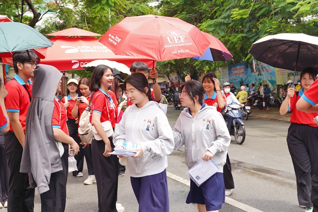 Thi vào lớp 10 TP.HCM buổi thứ 2: Vừa mưa xong nhưng vẫn oi nóng, sĩ tử được TNV che ô đón vào điểm thi - Ảnh 4. Thi vào lớp 10 TP.HCM buổi thứ 2: Vừa mưa xong nhưng vẫn oi nóng, sĩ tử được TNV che ô đón vào điểm thi - Ảnh 4.