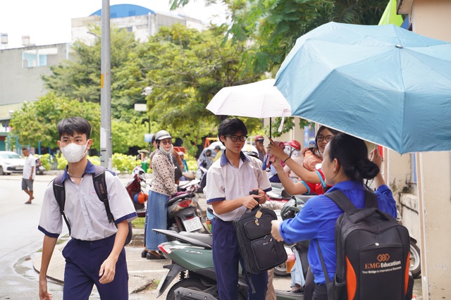 Thi vào lớp 10 TP.HCM buổi thứ 2: Vừa mưa xong nhưng vẫn oi nóng, sĩ tử được TNV che ô đón vào điểm thi - Ảnh 2. Thi vào lớp 10 TP.HCM buổi thứ 2: Vừa mưa xong nhưng vẫn oi nóng, sĩ tử được TNV che ô đón vào điểm thi - Ảnh 2.