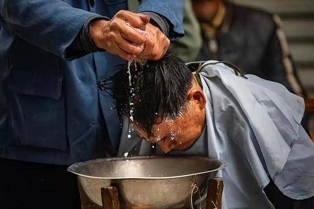Người phụ nữ đột quỵ sau khi gội đầu vào mùa hè! Cảnh báo: Sau 60 tuổi, khi gội đầu cần ghi nhớ “4 không” - Ảnh 4. Người phụ nữ đột quỵ sau khi gội đầu vào mùa hè! Cảnh báo: Sau 60 tuổi, khi gội đầu cần ghi nhớ “4 không” - Ảnh 4.