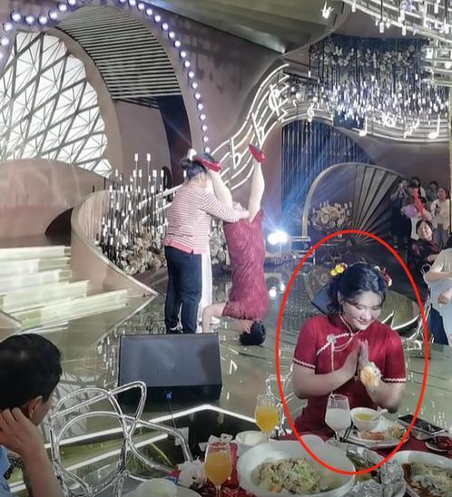Tiết mục văn nghệ góp vui của mẹ chồng trong đám cưới khiến con dâu ngượng chín mặt- Ảnh 6. Tiết mục văn nghệ góp vui của mẹ chồng trong đám cưới khiến con dâu ngượng chín mặt- Ảnh 6.