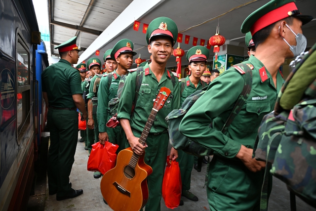 Cảnh tượng đặc biệt tại ga Hà Nội chiều tháng Sáu: Người dân xếp hàng dài chào đón các chiến sĩ chuẩn bị thực hiện nhiệm vụ A80 - Ảnh 1. Cảnh tượng đặc biệt tại ga Hà Nội chiều tháng Sáu: Người dân xếp hàng dài chào đón các chiến sĩ chuẩn bị thực hiện nhiệm vụ A80 - Ảnh 1.