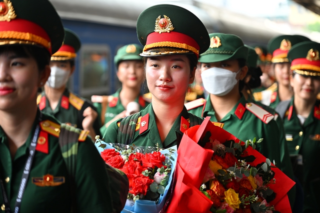 Cảnh tượng đặc biệt tại ga Hà Nội chiều tháng Sáu: Người dân xếp hàng dài chào đón các chiến sĩ chuẩn bị thực hiện nhiệm vụ A80 - Ảnh 7. Cảnh tượng đặc biệt tại ga Hà Nội chiều tháng Sáu: Người dân xếp hàng dài chào đón các chiến sĩ chuẩn bị thực hiện nhiệm vụ A80 - Ảnh 7.