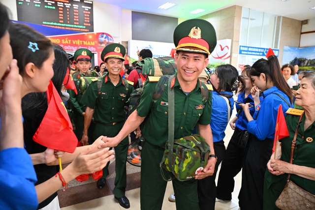 Cảnh tượng đặc biệt tại ga Hà Nội chiều tháng Sáu: Người dân xếp hàng dài chào đón các chiến sĩ chuẩn bị thực hiện nhiệm vụ A80 - Ảnh 2. Cảnh tượng đặc biệt tại ga Hà Nội chiều tháng Sáu: Người dân xếp hàng dài chào đón các chiến sĩ chuẩn bị thực hiện nhiệm vụ A80 - Ảnh 2.