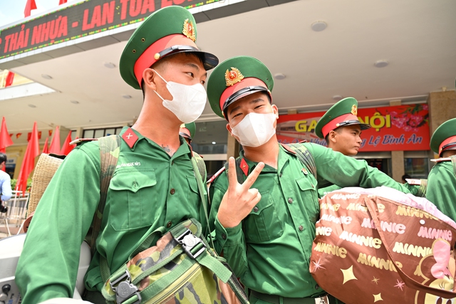 Cảnh tượng đặc biệt tại ga Hà Nội chiều tháng Sáu: Người dân xếp hàng dài chào đón các chiến sĩ chuẩn bị thực hiện nhiệm vụ A80 - Ảnh 5. Cảnh tượng đặc biệt tại ga Hà Nội chiều tháng Sáu: Người dân xếp hàng dài chào đón các chiến sĩ chuẩn bị thực hiện nhiệm vụ A80 - Ảnh 5.