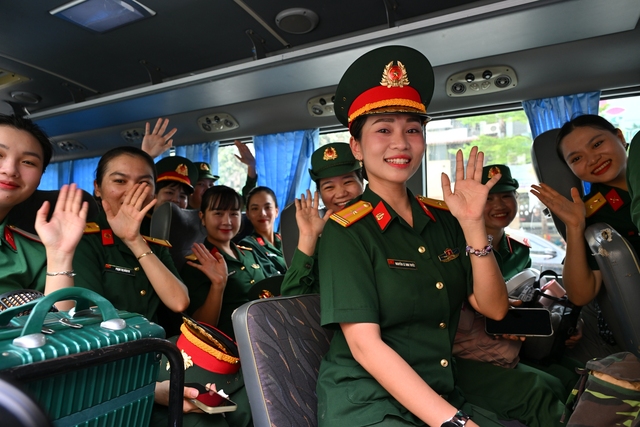 Cảnh tượng đặc biệt tại ga Hà Nội chiều tháng Sáu: Người dân xếp hàng dài chào đón các chiến sĩ chuẩn bị thực hiện nhiệm vụ A80 - Ảnh 6. Cảnh tượng đặc biệt tại ga Hà Nội chiều tháng Sáu: Người dân xếp hàng dài chào đón các chiến sĩ chuẩn bị thực hiện nhiệm vụ A80 - Ảnh 6.