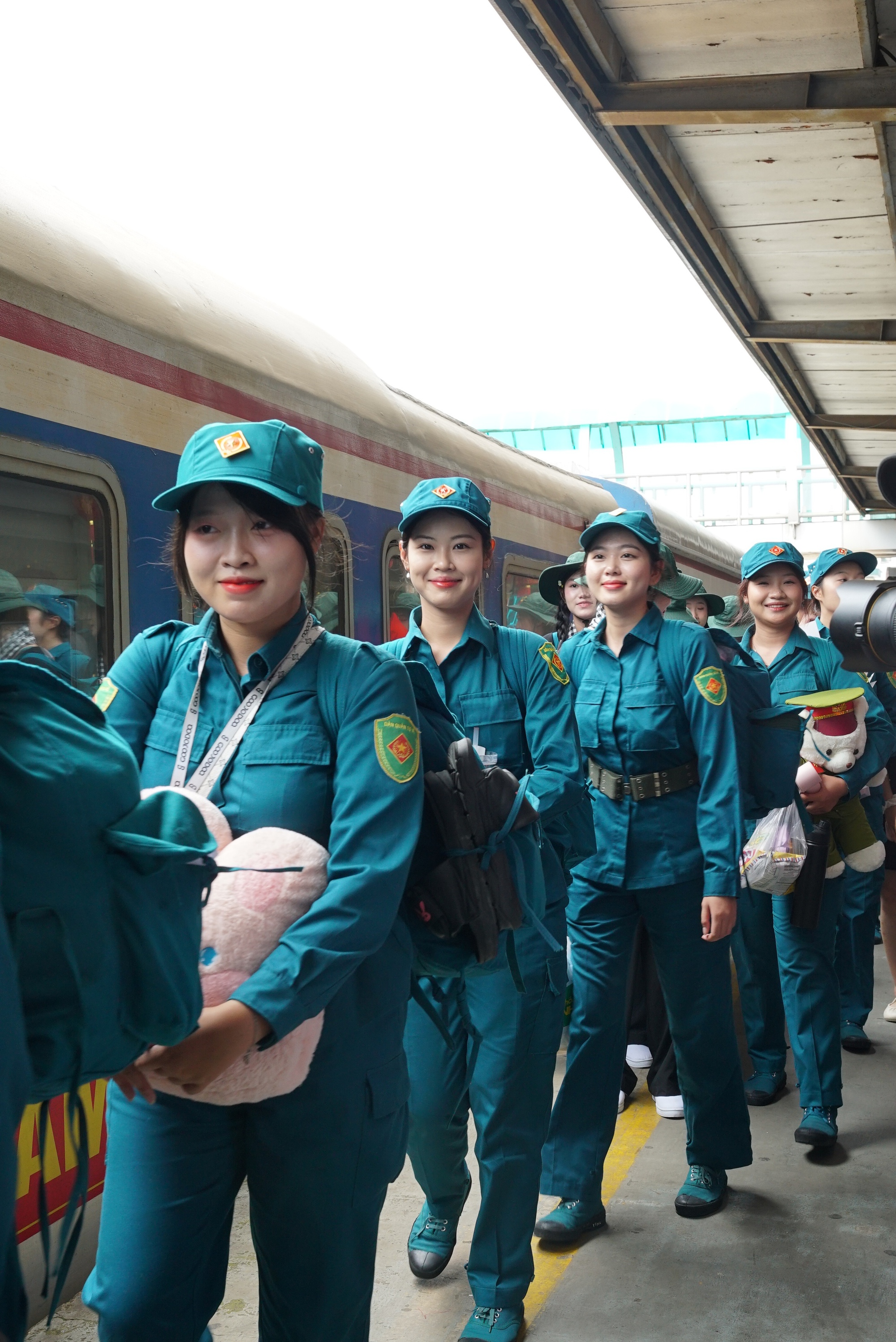 Ga Hà Nội rộn ràng đón đoàn quân nhân ra làm nhiệm vụ A80, Ga Hà Nội rộn ràng đón đoàn quân nhân ra làm nhiệm vụ A80,