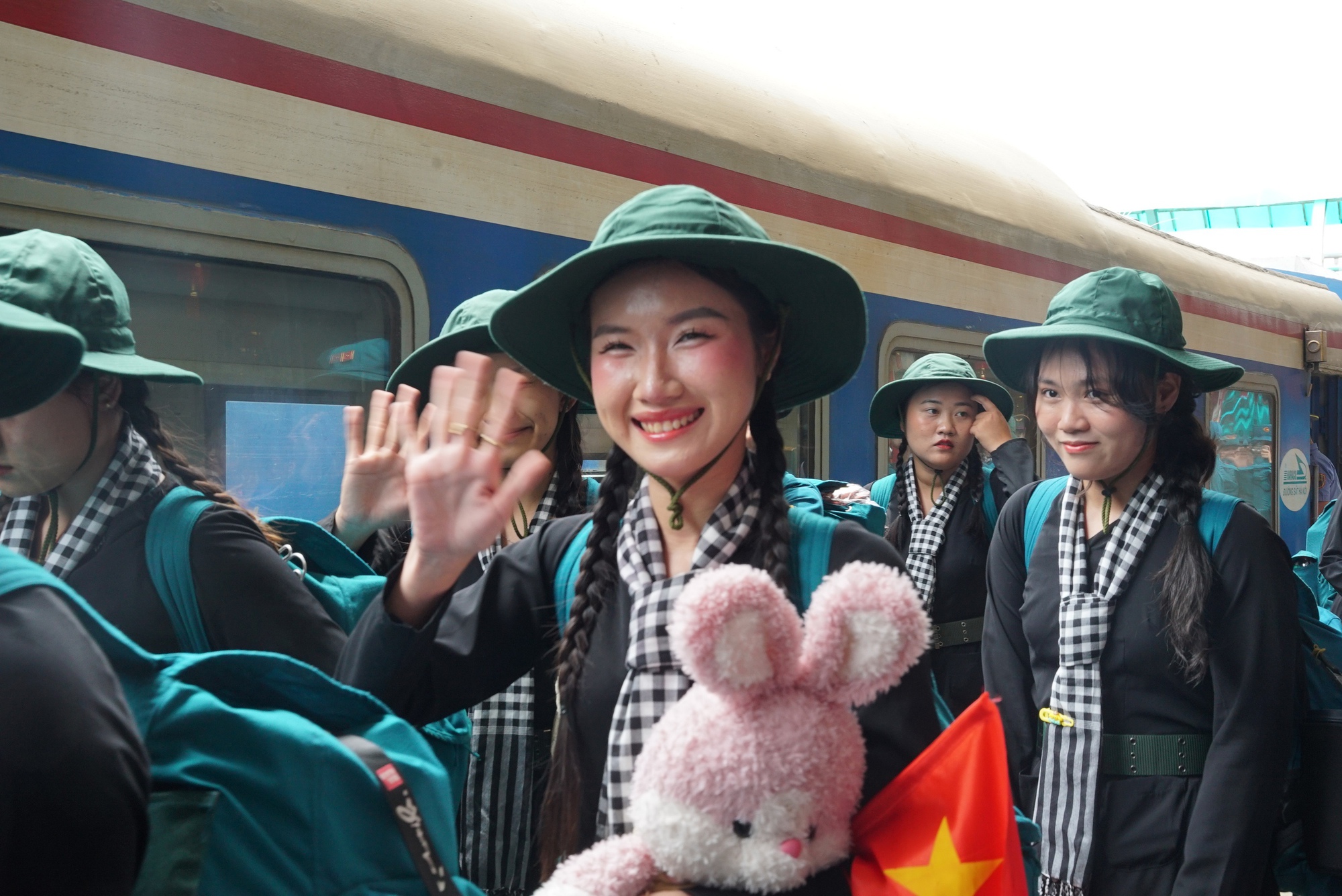 Ga Hà Nội rộn ràng đón đoàn quân nhân ra làm nhiệm vụ A80, Ga Hà Nội rộn ràng đón đoàn quân nhân ra làm nhiệm vụ A80,
