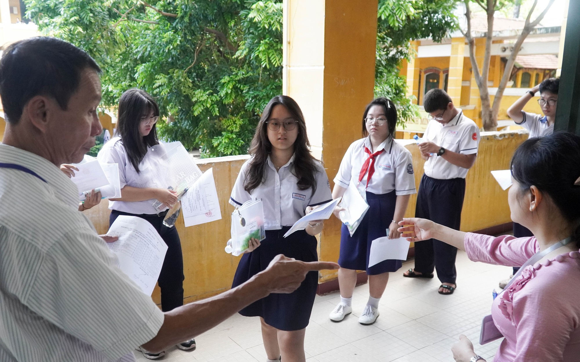 Thi tuyển sinh lớp 10: Một giám thị gặp sự cố, phải đi cấp cứu - Ảnh 1. Thi tuyển sinh lớp 10: Một giám thị gặp sự cố, phải đi cấp cứu - Ảnh 1.