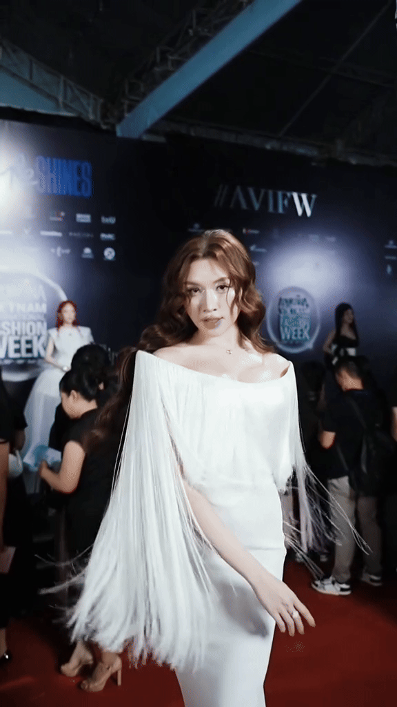Hình ảnh bất thường của Thanh Thanh Huyền trên thảm đỏ show thời trang- Ảnh 2. Hình ảnh bất thường của Thanh Thanh Huyền trên thảm đỏ show thời trang- Ảnh 2.