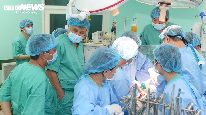 Bé trai 15 tháng tuổi hồi sinh kỳ diệu nhờ ghép gan của một người đàn ông - Ảnh 1.