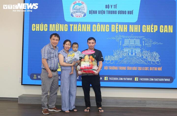 Bé trai 15 tháng tuổi hồi sinh kỳ diệu nhờ ghép gan của một người đàn ông - Ảnh 3.