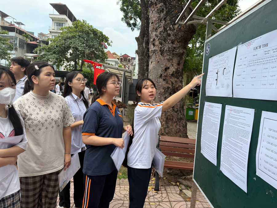 Gần 104.000 thí sinh Hà Nội làm thủ tục dự thi vào lớp 10 - Ảnh 2. Gần 104.000 thí sinh Hà Nội làm thủ tục dự thi vào lớp 10 - Ảnh 2.