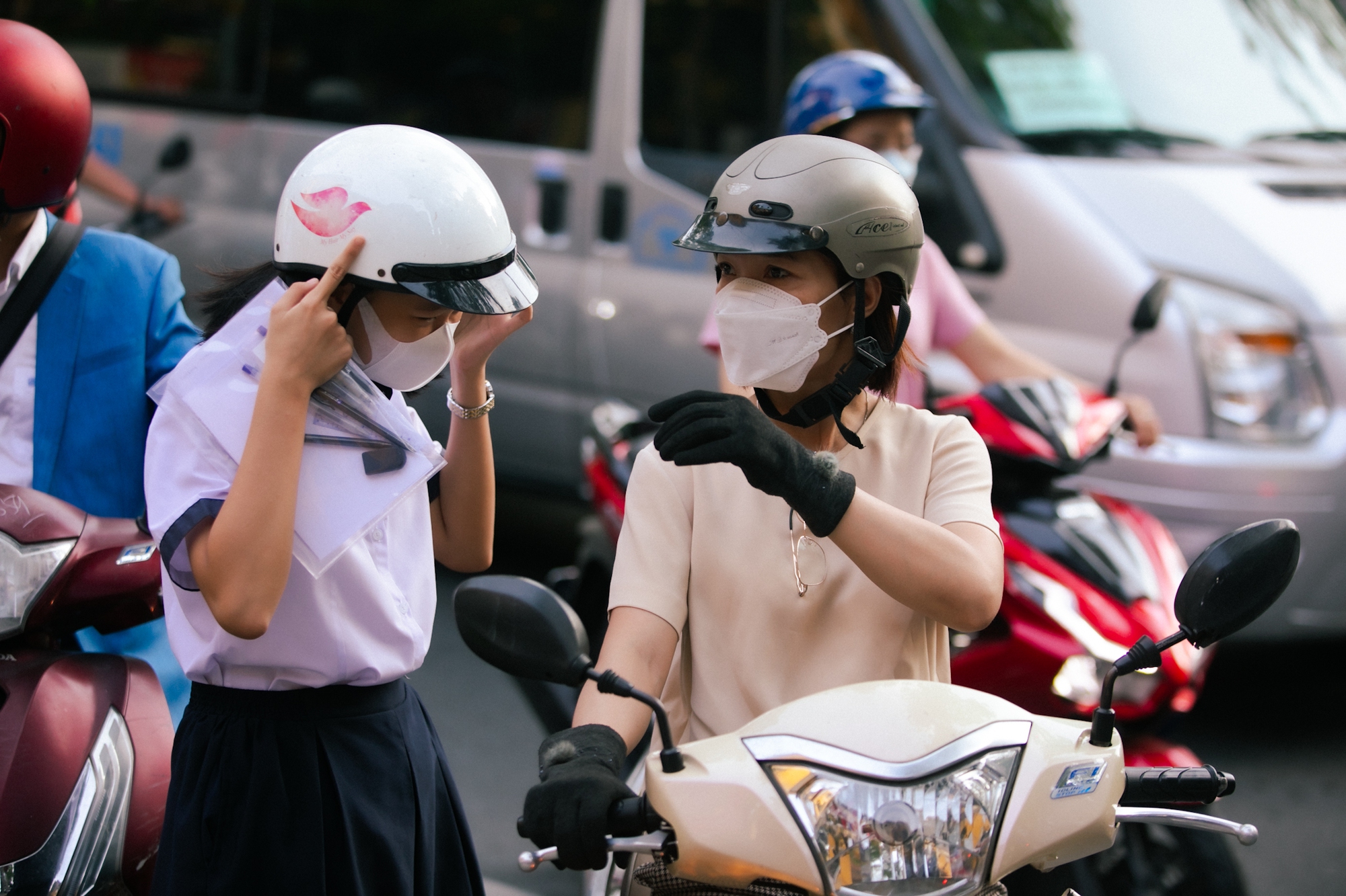 3 thứ phụ huynh EQ cao mang theo khi đưa con đi thi lớp 10- Ảnh 1. 3 thứ phụ huynh EQ cao mang theo khi đưa con đi thi lớp 10- Ảnh 1.