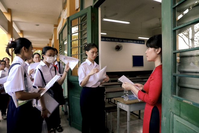 CẬP NHẬT: Thí sinh làm bài thi môn Văn, phụ huynh tranh thủ chợp mắt trên xe máy chờ con- Ảnh 30. CẬP NHẬT: Thí sinh làm bài thi môn Văn, phụ huynh tranh thủ chợp mắt trên xe máy chờ con- Ảnh 30.