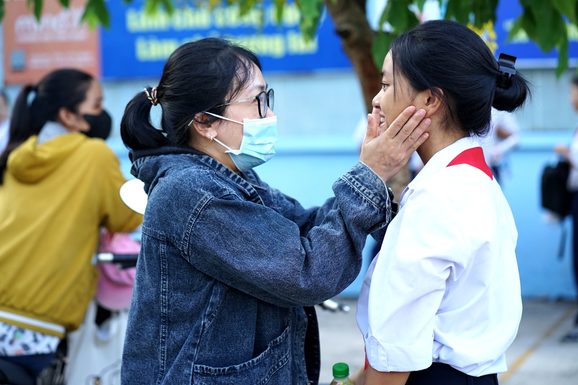 CẬP NHẬT: Thí sinh làm bài thi môn Văn, phụ huynh tranh thủ chợp mắt trên xe máy chờ con- Ảnh 16. CẬP NHẬT: Thí sinh làm bài thi môn Văn, phụ huynh tranh thủ chợp mắt trên xe máy chờ con- Ảnh 16.