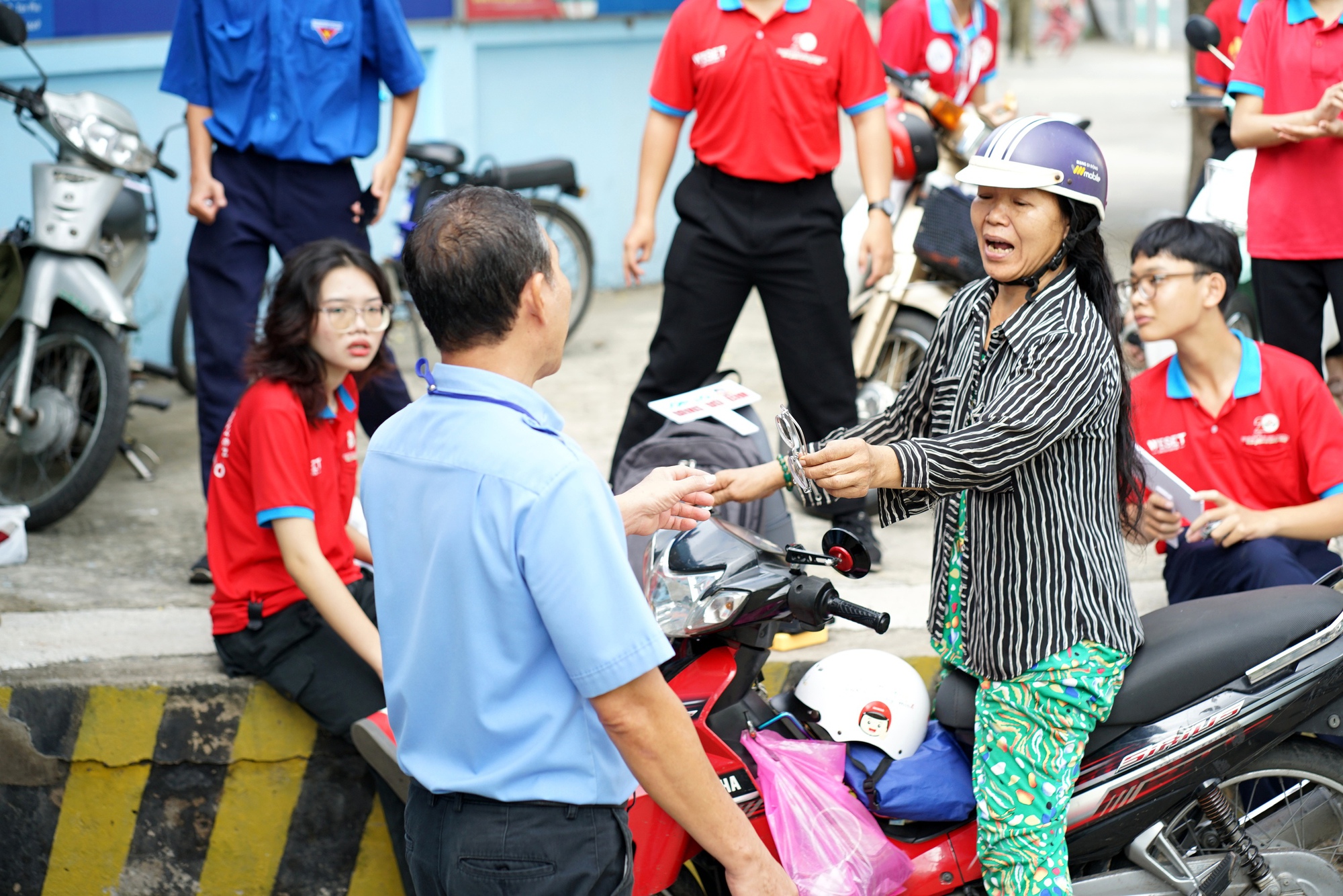 CẬP NHẬT: Thí sinh làm bài thi môn Văn, phụ huynh tranh thủ chợp mắt trên xe máy chờ con- Ảnh 9. CẬP NHẬT: Thí sinh làm bài thi môn Văn, phụ huynh tranh thủ chợp mắt trên xe máy chờ con- Ảnh 9.