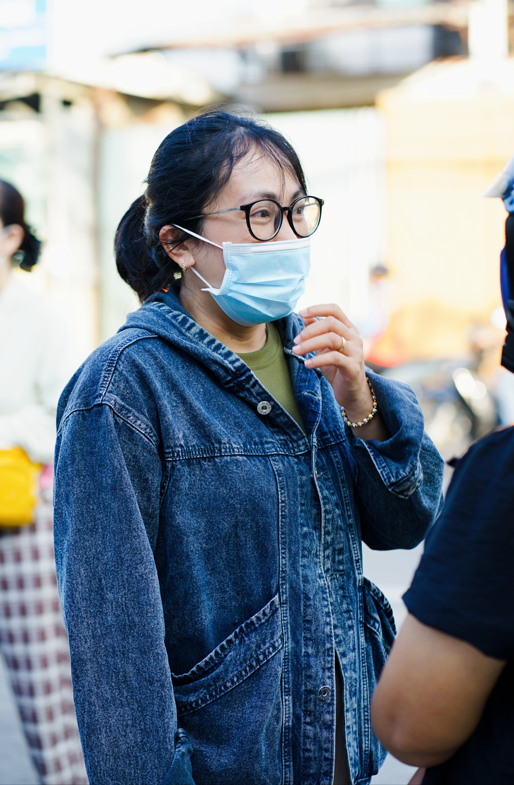 CẬP NHẬT: Thí sinh làm bài thi môn Văn, phụ huynh tranh thủ chợp mắt trên xe máy chờ con- Ảnh 7. CẬP NHẬT: Thí sinh làm bài thi môn Văn, phụ huynh tranh thủ chợp mắt trên xe máy chờ con- Ảnh 7.