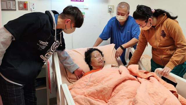 Người phụ nữ đột quỵ sau khi gội đầu vào mùa hè! Cảnh báo: Sau 60 tuổi, khi gội đầu cần ghi nhớ “4 không” - Ảnh 2. Người phụ nữ đột quỵ sau khi gội đầu vào mùa hè! Cảnh báo: Sau 60 tuổi, khi gội đầu cần ghi nhớ “4 không” - Ảnh 2.