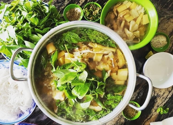 Cách nấu lẩu gà lá é đơn giản, thơm ngon - Ảnh 1. Cách nấu lẩu gà lá é đơn giản, thơm ngon - Ảnh 1.